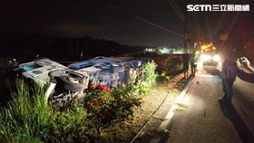 聯結車,犁田,車禍,翻覆,農田,苗128線,苗栗（圖／翻攝畫面）