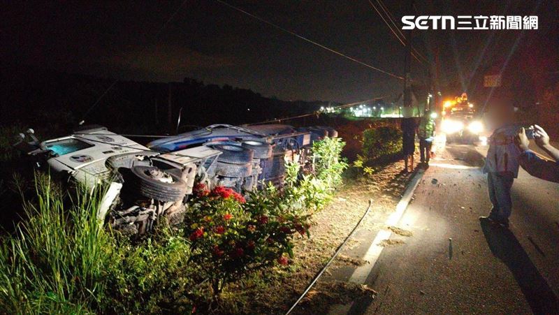閃動物悲劇!聯結車失控翻覆…犁田慘照曝