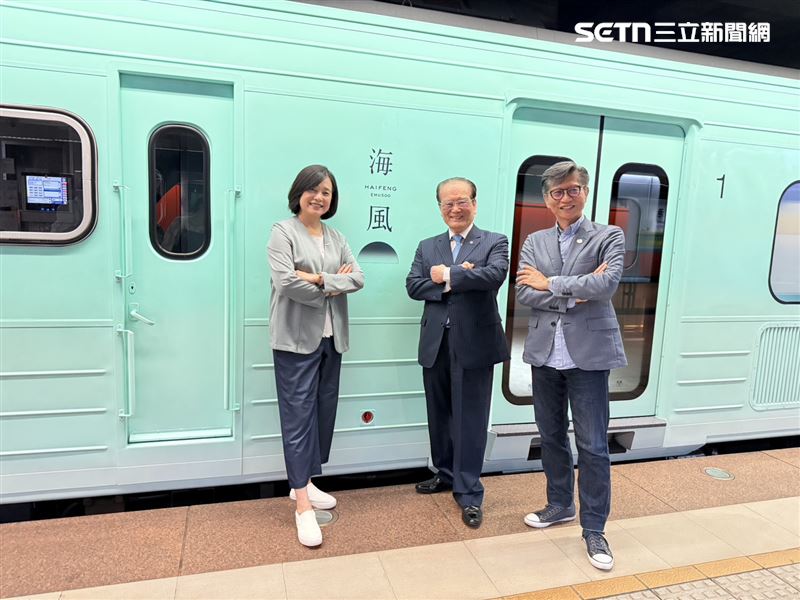 交通部觀光署長陳玉秀、台鐵董事長鄭光遠與雄獅旅遊總經理黃信川合影，未來將積極推動鐵道觀光。（圖／記者李育道攝影）