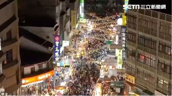 苗栗苑裡一年一度的鬼門關夜市譽為台版神隱少女市集。(圖/三立新聞網)