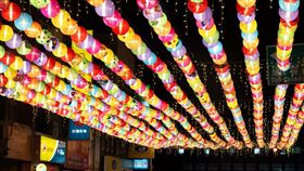 ▲「市場普藝術 – 鎮街燈海」燈飾裝置。（圖／翻攝自苗栗縣苑裡鎮公所）