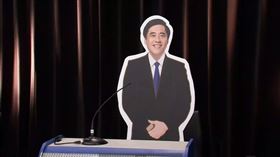 郝龍斌缺席辯論，主辦辯論會的中天電視製作郝龍斌的人形立牌，放在辯論席上。（圖／中天電視台提供） 