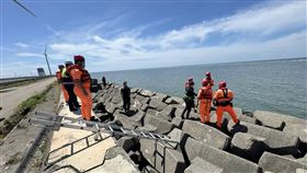 消波塊,腳掌,失蹤,遺體,彰化,彰濱,海邊,撿貝殼（圖／議員賴清美提供）