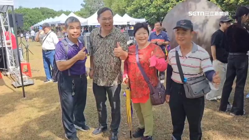 立委王義川與民眾拍照合影