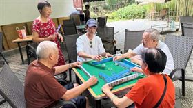 吳慷仁現身中國成都公園，與阿公阿嬤一起打牌。（圖／翻攝自吳慷仁臉書）