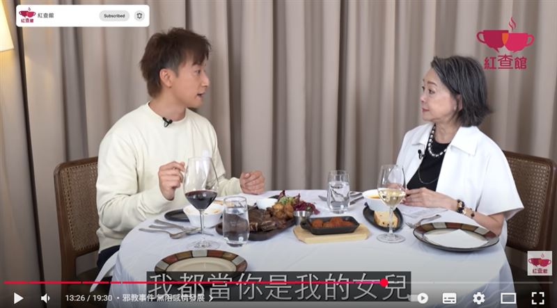 方力申媽媽第一次見到葉萱時便緊緊抱住葉萱，並說出一句讓人心頭一暖的話：「無論將來妳跟我兒子能不能長長久久，我都當妳是我女兒。」方力申（左）、查小欣（右）（圖／翻攝自紅查館YT）