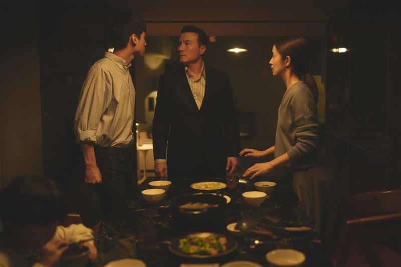 李銘忠在《失明》裡傳統嚴父形象,令觀眾印象深刻。(圖/周子娛樂提供)