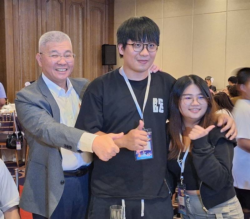 欣北市警察局局長方仰寧(左)和同仁享溫馨時光