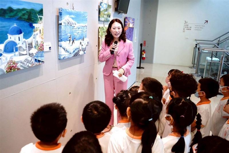 展覽開幕儀式中，特別邀請康橋幼兒園師生參與。（圖／本人提供）