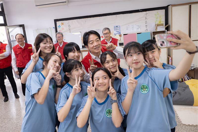 總統賴清德前往宜蘭蘭陽女中視導「國家防災日」相關演練，與現場學生合照。（圖／總統府提供）