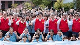 總統賴清德前往宜蘭蘭陽女中視導「國家防災日」相關演練，與現場學生合照。（圖／總統府提供） 