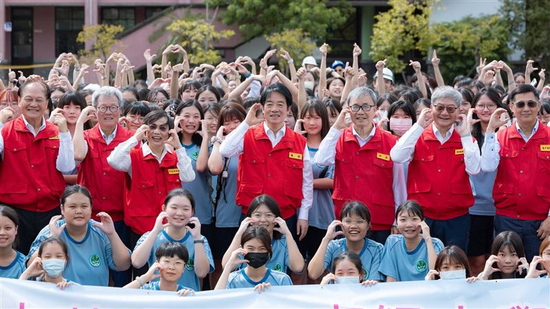 總統賴清德前往宜蘭蘭陽女中視導「國家防災日」相關演練，與現場學生合照。（圖／總統府提供）