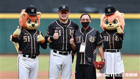 胡金龍引退賽，高中恩師陳献榮開球。（圖／記者劉彥池攝影）