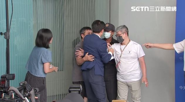 卓伯源第五度闖會場失敗。（圖／翻攝畫面）