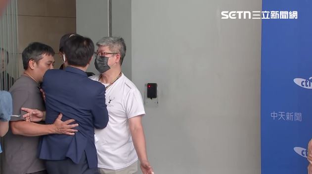 卓伯源第五度闖會場失敗。（圖／翻攝畫面）