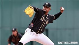 胡金龍引退賽，統一獅先發投手蒙德茲。（圖／記者劉彥池攝影）
