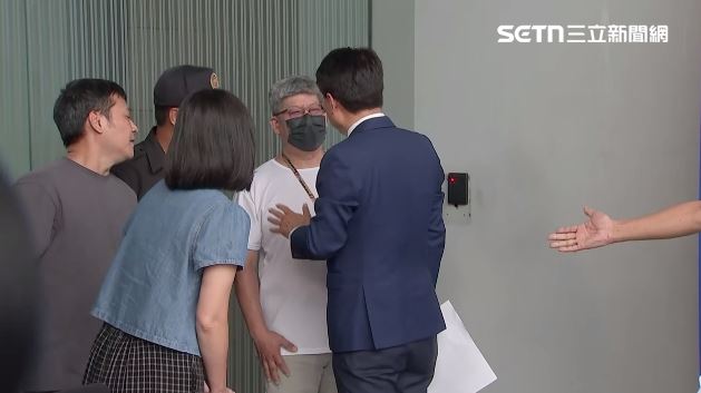 卓伯源第四度闖會場失敗。（圖／翻攝畫面）