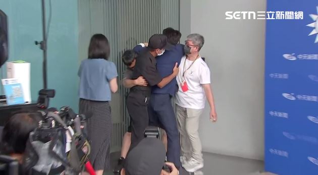 卓伯源第七度闖會場失敗。（圖／翻攝畫面）