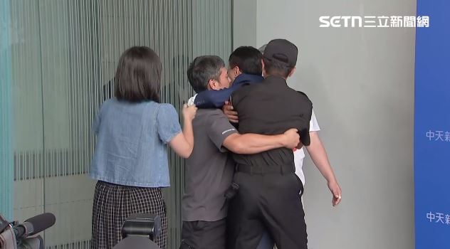 卓伯源第七度闖會場失敗。（圖／翻攝畫面）