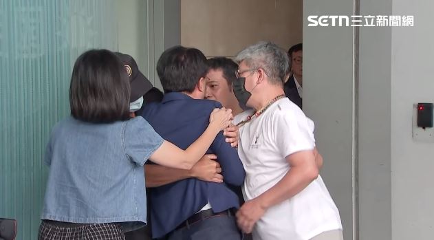 卓伯源20日，8度試圖闖入辯論會場，但都被攔下。（圖／翻攝畫面）