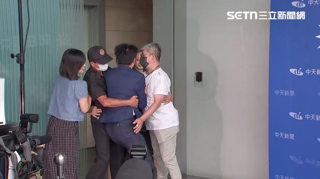 卓伯源第八度闖會場失敗。（圖／翻攝畫面）