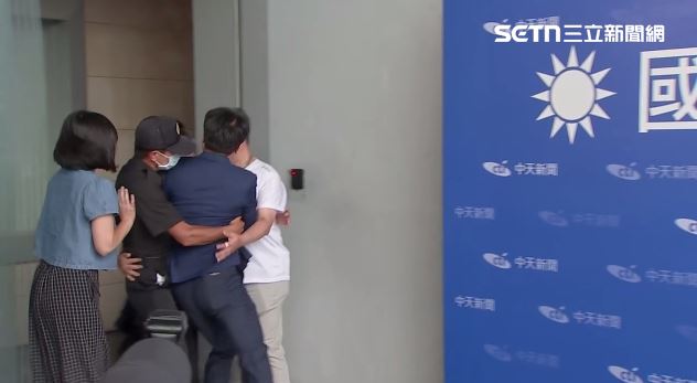 卓伯源第八度闖會場失敗。（圖／翻攝畫面）