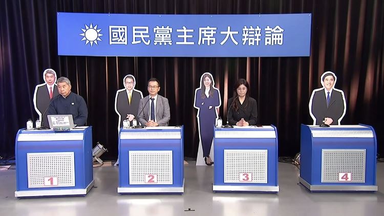 郝龍斌缺席辯論，主辦辯論會的中天電視製作郝龍斌的人形立牌，放在辯論席上。（圖／中天電視台提供）