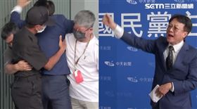 怒喊這不是獨裁什麼是獨裁，卓伯源8度闖國民黨主席辯論。（組合圖／翻攝畫面）