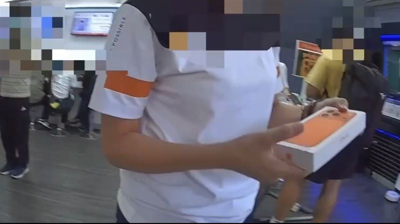 店員失而復得iPhone17手機。（圖／翻攝畫面）