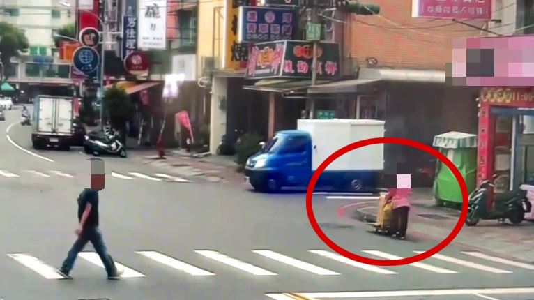 監視器拍下婦人準備拿回收物去變賣。（圖／翻攝畫面）