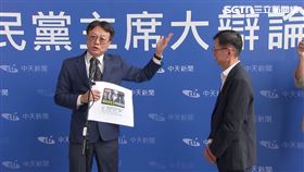 卓伯源推開媒體高層搶麥克風，怒喊可恥。（圖／翻攝畫面）