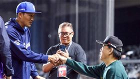 富邦悍將林哲瑄，賽前與前總教練洪一中致意。（圖／富邦悍將提供） 