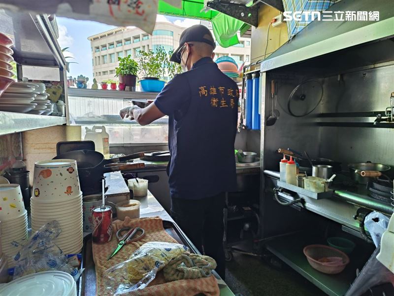 高雄市衛生局稽查，發現11項缺失，還在糖罐旁邊見到螞蟻。（圖／高雄市衛生局提供）