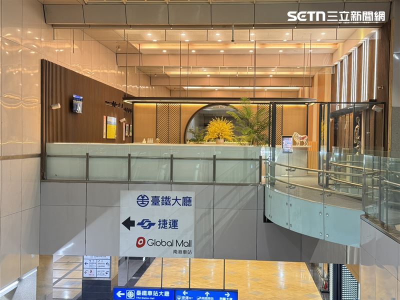 隱身在南港車站B1與B2夾層間的神秘咖啡廳，是雄獅旅遊與台鐵攜手打造全台都會區第一個「鐵道禮賓室」－「TR LOUNGE 臺鐵南港禮賓室」。（圖／記者李育道攝影）