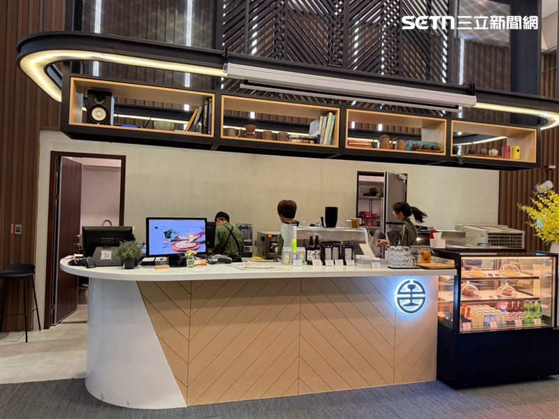 餐飲是由雄獅集團旗下餐飲事業體「欣食旅」經營，融入南港在地特色食材，包括桂花拿鐵、包種茶飲品、台北牛肉麵節得獎牛肉麵，以及多樣輕食滿足旅客多元需求。（圖／記者李育道攝影）