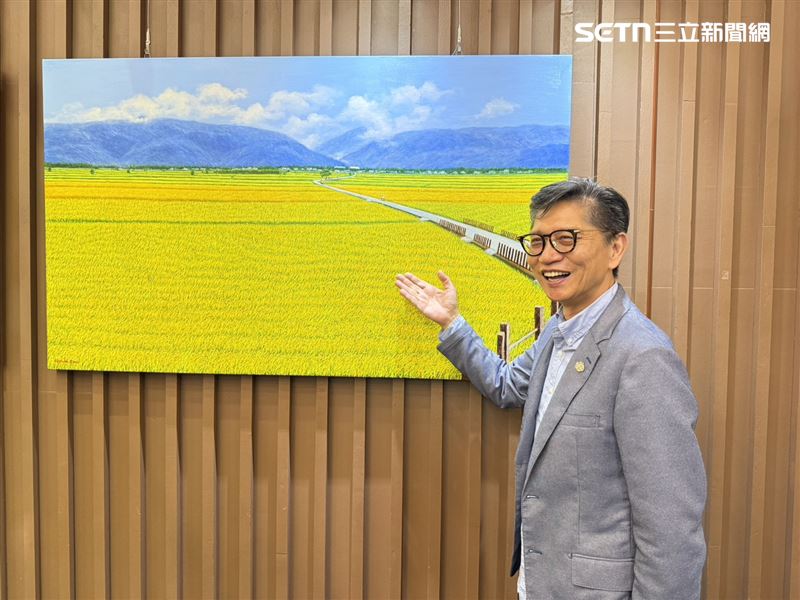 雄獅旅遊董事總經理黃信川今日出席活動現身禮賓室，並分享畫廊畫作，還透露畫廊畫作會不停期更換。（圖／記者李育道攝影）