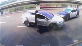 蔡男駕駛租賃的特斯拉違規載客，遇警方攔查拒檢狂轟8槍畫面曝光。（圖／翻攝畫面）