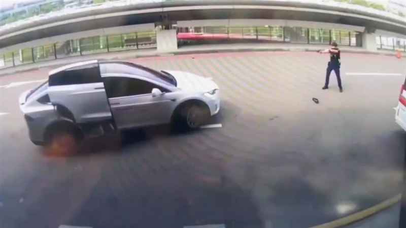 蔡男駕駛租賃的特斯拉違規載客，遇警方攔查拒檢狂轟8槍畫面曝光。（圖／翻攝畫面）