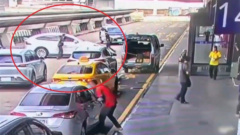 蔡男駕駛租賃的特斯拉違規載客，遇警方攔查拒檢狂轟8槍畫面曝光。（圖／翻攝畫面）