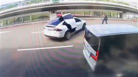 蔡男駕駛租賃的特斯拉違規載客，遇警方攔查拒檢狂轟8槍畫面曝光。（圖／翻攝畫面）