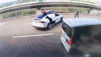 最新視角曝！特斯拉瘋狂衝撞、警孤身阻擋