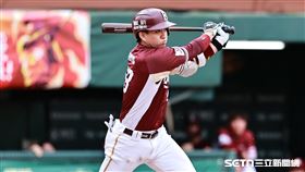 胡金龍引退賽，樂天桃猿捕手張閔勛打成二壘方向滾地球出局。（圖／記者劉彥池攝影）