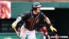 胡金龍引退賽，統一獅左外野手陳傑憲敲出二壘方向滾地球出局。（圖／記者劉彥池攝影）
