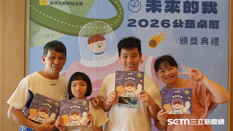 一家四口特地從台東搭火車來台北參加頒獎典禮，媽媽透露，哥哥其實是妹控，非常疼愛采欣。媽媽在訪問過程中也感性地說，自己也常告訴采欣：「你不管高矮胖瘦，你不管是黑是白，你不管你是有生病沒生病，你不管怎麽樣，爸爸、媽媽還有哥哥永遠都愛你！不是因為你特別乖，還是成績優異怎麽樣，都不是，是沒有條件的愛。」（圖／記者張雅筑攝）