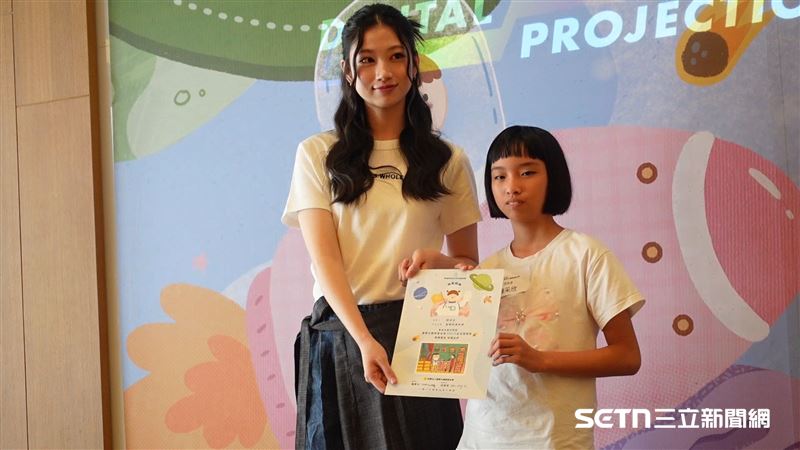 擔任愛心大使的顧穎頒獎給10歲小耳症女孩陳采欣，事後受訪時，顧穎被這群顱顏患童的生命故事感動到當場落淚，同時她也透露，其實自己也是相當沒自信的人，但看到這些孩子的勇氣，真的覺得非常不捨和佩服，希望能透過自己的力量為他們發聲。（圖／記者張雅筑攝）