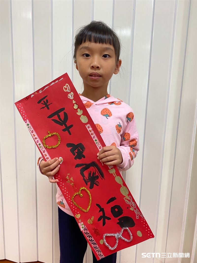 采欣出生後才發現是單側小耳症，醫師告知當下讓媽媽錯愕不已，但爸爸非常樂觀和正向，他安慰媽媽：「寶寶選擇我們家，表示我們有能力照顧好她！」（圖／受訪者提供）
