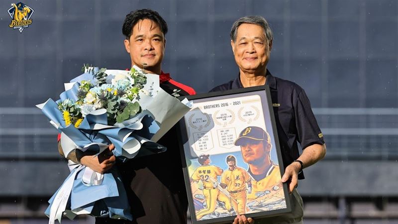林智勝回到洲際球場，中信兄弟副董事長高英傑代表送禮。（圖／中信兄弟提供）