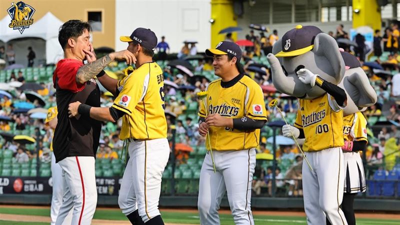 林智勝回到洲際球場，中信兄弟岳東華獻花時故意打鬧。（圖／中信兄弟提供）