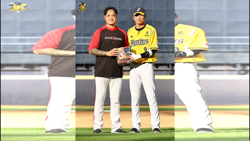 林智勝回到洲際球場，中信兄弟隊長王威晨送禮。（圖／中信兄弟提供）