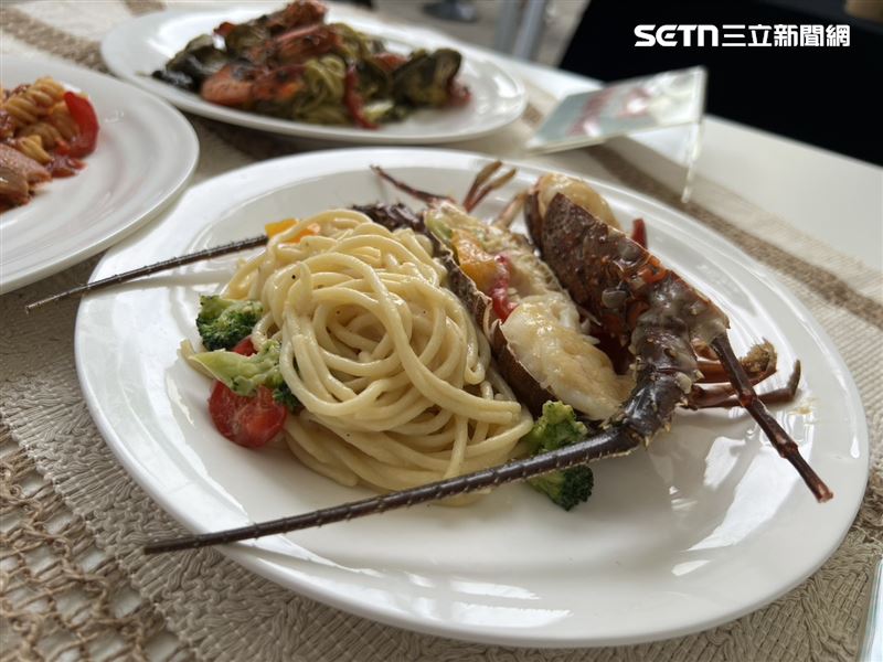 民眾搶試吃緋紅馥鴨、羅勒海語青醬、雲映龍蝦白醬義大利麵。（圖／記者林昱孜攝影）